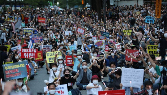 '소급적용 남발하는 부동산 규제 정책 반대, 전국민 조세 저항운동 촛불집회' 참가자들이 촛불을 들고서 구호를 외치고 있다.  연합뉴스